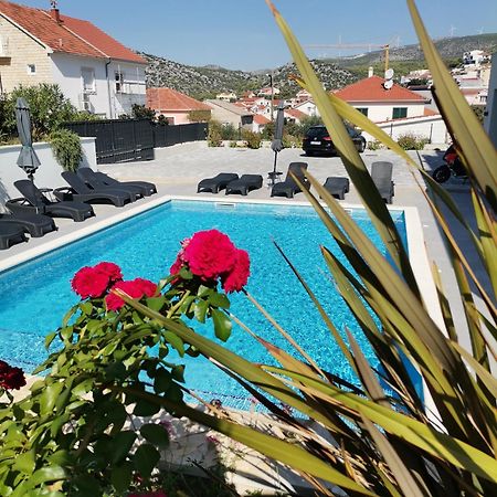 Villa Barbara & Zoran With Heated Swimming Pool Сегет-Враница Экстерьер фото