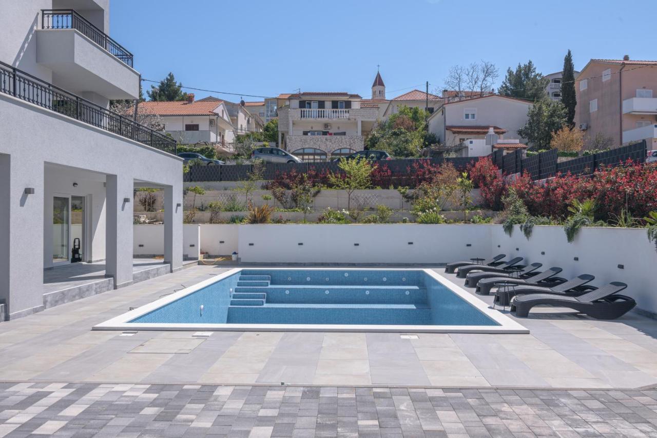 Villa Barbara & Zoran With Heated Swimming Pool Сегет-Враница Экстерьер фото