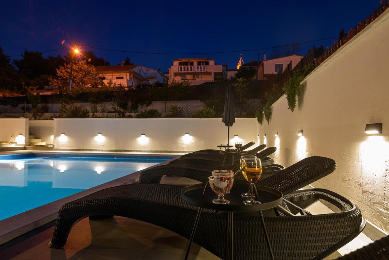 Villa Barbara & Zoran With Heated Swimming Pool Сегет-Враница Экстерьер фото