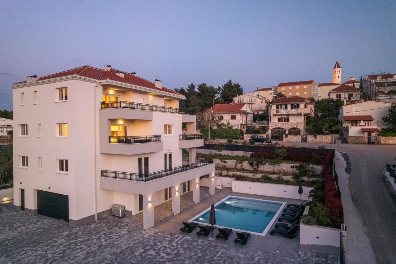 Villa Barbara & Zoran With Heated Swimming Pool Сегет-Враница Экстерьер фото