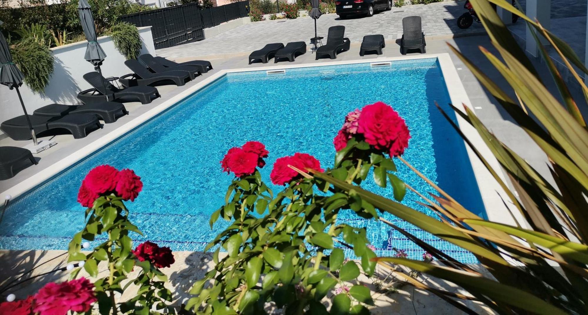 Villa Barbara & Zoran With Heated Swimming Pool Сегет-Враница Экстерьер фото