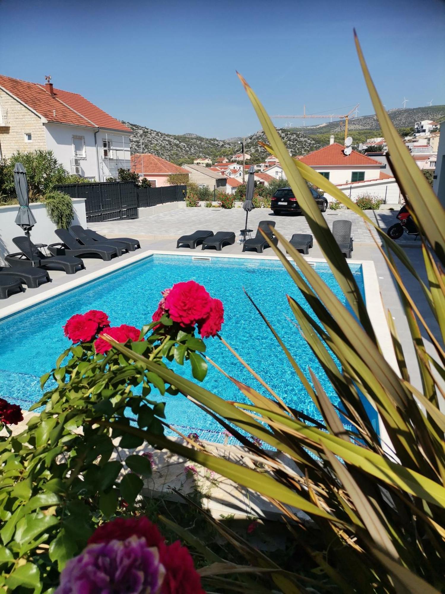 Villa Barbara & Zoran With Heated Swimming Pool Сегет-Враница Экстерьер фото