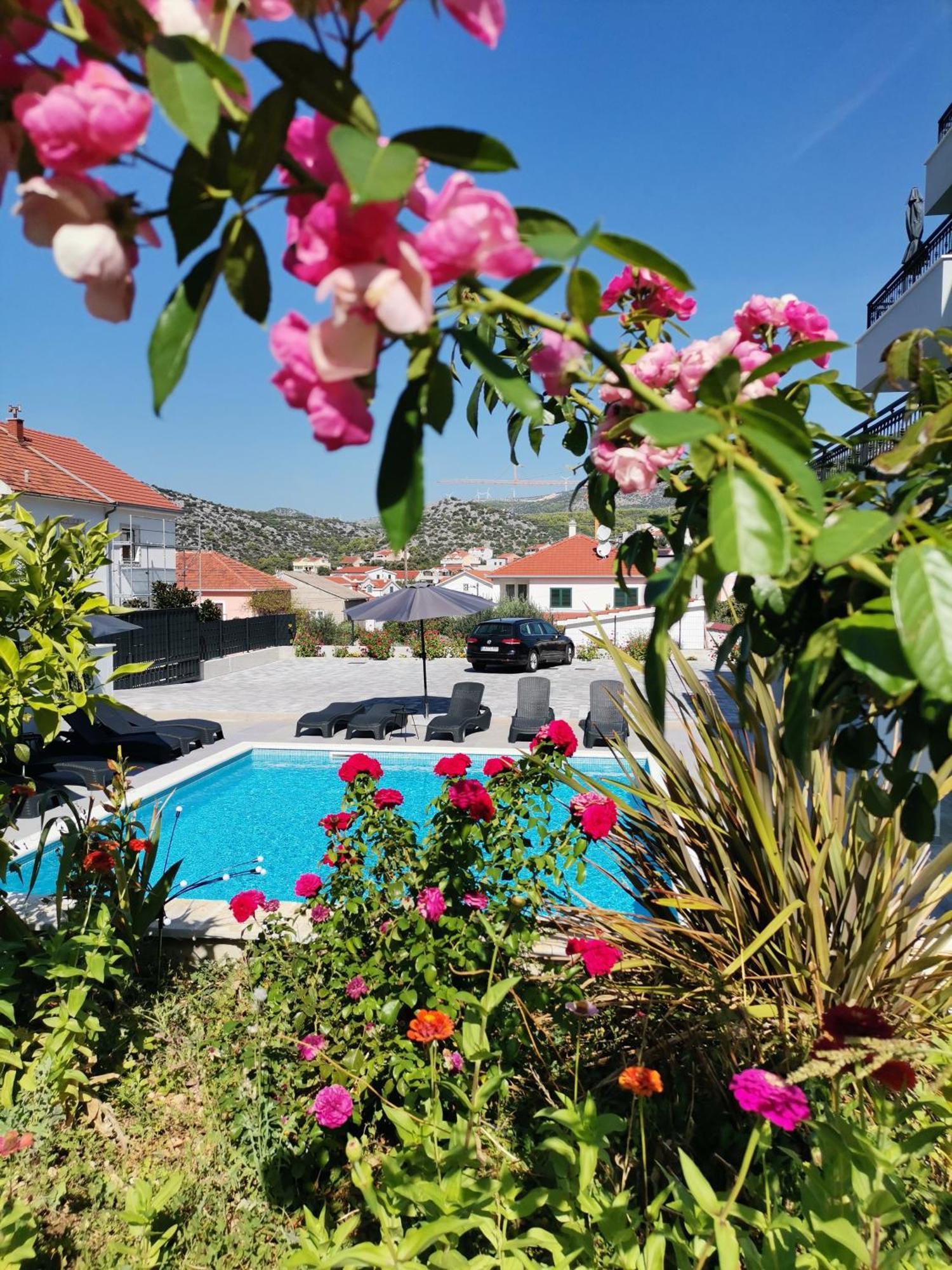 Villa Barbara & Zoran With Heated Swimming Pool Сегет-Враница Экстерьер фото